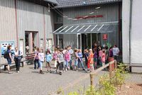 Schulklasse vor Naturzentrum